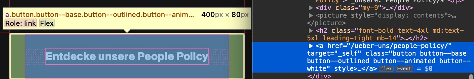 DevTools-Ansicht. Links der Button „Entdecke mehr über uns“, rechts im HTML-Inspektor der Code des Buttons ohne aria-label-Attribut. Die semantische HTML-Struktur reicht für Hilfstechnologien aus.