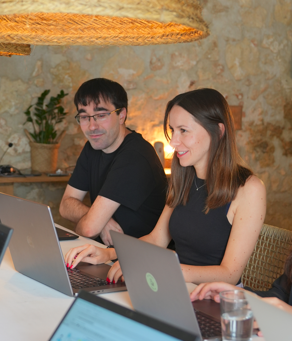 4 Teammitglieder arbeitend am Tisch.