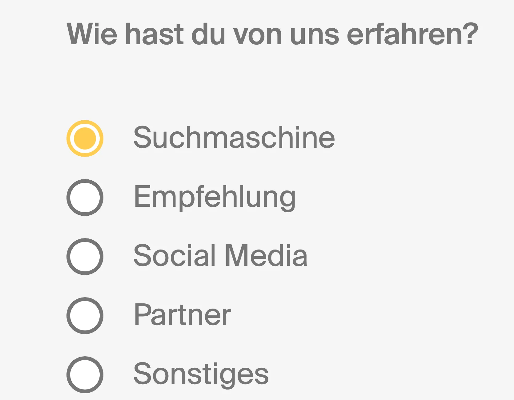 Radio-Button-Liste mit der Frage „Wie hast du von uns erfahren?“. Optionen Suchmaschine, Empfehlung, Social Media, Partner, Sonstiges. Social Media ist ausgewählt, aber es ist kein sichtbarer Fokus-Indikator zu erkennen.